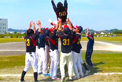 優勝しました！キャプテンの胴上げ